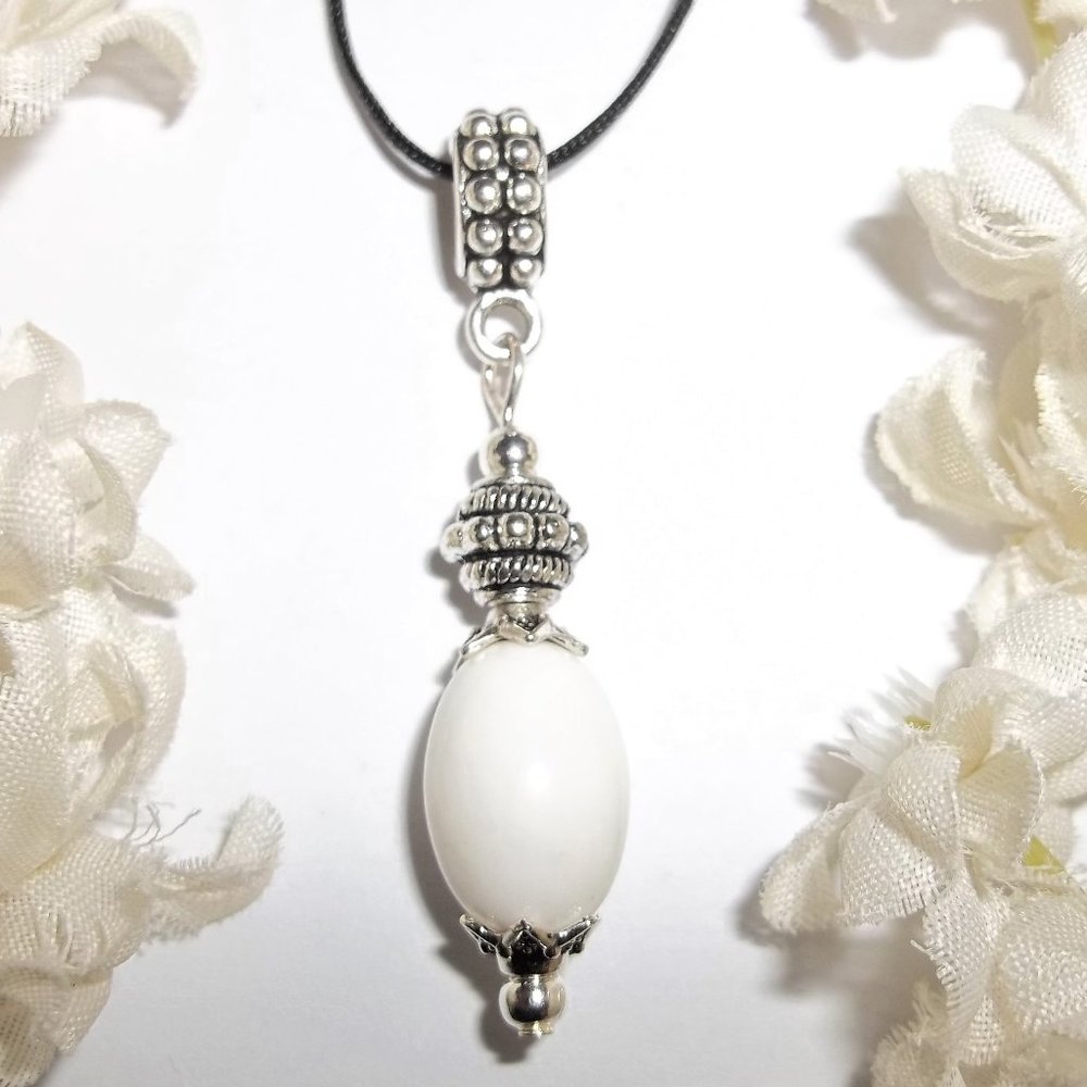 Necklace Beaded White and Silver Fashion Accessory Adjustable Length NWT 7166